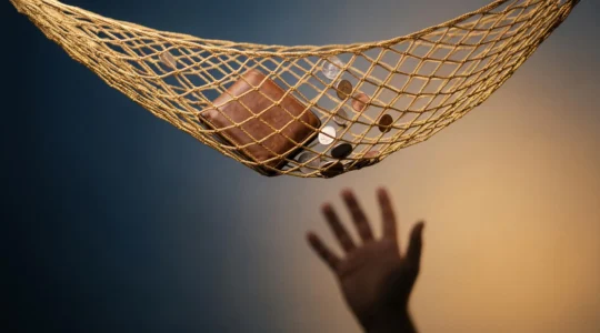 Illustration symbolique d'une protection financière pendant un arrêt de travail, représentée par un filet de sécurité doré retenant une silhouette de maison et de pièces de monnaie