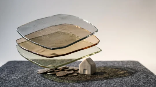 Représentation symbolique des couches superposées de fiscalité qui s'accumulent sur le revenu et le patrimoine d'un contribuable